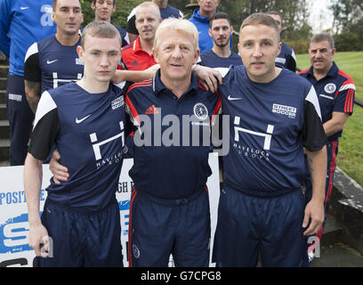 Gordon Strachan, directeur écossais, fait équipe avec l'équipe de la coupe du monde des sans-abri en Écosse, avant de se rendre en finale au Chili avec Ryan Murray (à gauche) et David Mckessey (à droite) de Paisley lors d'un appel photo au Mar Hall Hotel, Bishopton. Date de la photo: Jeudi 9 octobre 2014. Voir PA Story FOOTBALL Scotland. Le crédit photo devrait se lire : Jeff Holmes/PA Wire. Banque D'Images