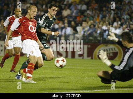 Fredrik Ljunberg d'Arsenal s'est hit contre Panathinaikos lors du match du groupe E de la Ligue des champions de l'UEFA au stade Apostolos Nikolaidis, à Athènes, en Grèce. Banque D'Images