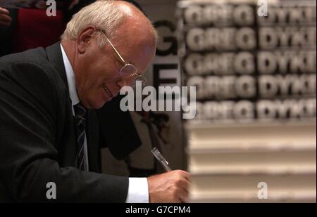 L'ancien directeur général de la BBC, Greg Dyke, signe des copies de son livre auto-titré, à la librairie de la société, au Centre de télévision, à l'ouest de Londres. Banque D'Images