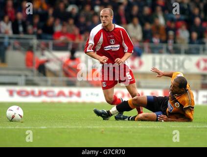 Jason Lee, de Boston United, s'attaque à Alan White, de Leyton Orient, lors du match Coca-Cola League Two au Leyton Stadium, Londres, le samedi 25 septembre 2004. PAS D'UTILISATION DU SITE WEB DU CLUB OFFICIEUX. Banque D'Images