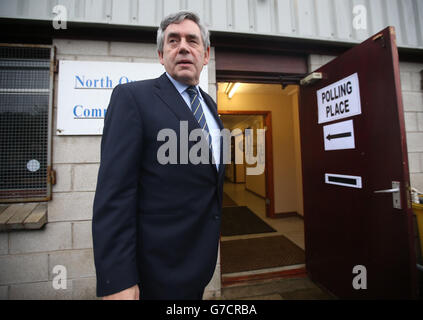 L’ancien Premier ministre Gordon Brown devant le bureau de vote du North Queensferry Community Center, alors que les bureaux de vote ont ouvert leurs portes un jour historique pour l’Écosse, les électeurs déterminant si le pays doit rester au Royaume-Uni. Banque D'Images