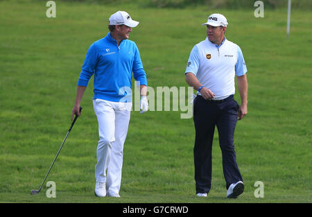 Golf - 2014 ISPS Handa Welsh Open - première journée - Celtic Manor.Jamie Donaldson du pays de Galles avec Lee Westwood (à droite) de l'Angleterre pendant le premier jour de l'Open Handa Welsh de 2014 ISPS au Celtic Manor, Newport. Banque D'Images