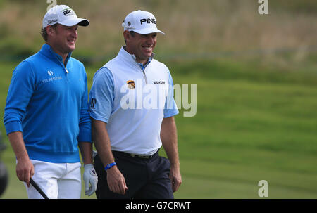 Golf - 2014 ISPS Handa Welsh Open - première journée - Celtic Manor.Jamie Donaldson du pays de Galles avec Lee Westwood (à droite) de l'Angleterre pendant le premier jour de l'Open Handa Welsh de 2014 ISPS au Celtic Manor, Newport. Banque D'Images