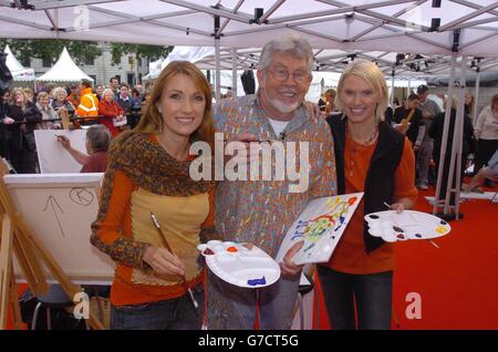 L'artiste australien Rolf Harris (au centre) est accompagné de l'actrice Jane Seymour (à gauche) et de la présentatrice de télévision Anneka Rice à Trafalgar Square, Londres, tandis que des dizaines d'artistes se sont réunis pour recréer le chef-d'œuvre de l'écurie, The Hay Wain, sur une toile de la taille d'un bus à impériale. La masse « RAW-in » fait partie de Art on the Square, un événement dans lequel des centaines d'artistes professionnels et amateurs de tous âges ont participé à une gamme d'activités inspirées par l'art. Banque D'Images