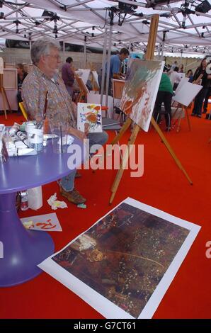 L'artiste australien Rolf Harris (au centre) inspecte sa section de travail à Trafalgar Square, Londres, tandis que des dizaines d'artistes se sont réunis pour recréer le chef-d'œuvre de l'agent, The Hay Wain, sur une toile de la taille d'un bus à impériale.Il a fallu près de cinq mois à John Constable pour peindre le Hay Wain en 1821, mais un exploit similaire, mené par Rolf Harris, sera réalisé sur une toile de 30 pi par 20 pi.La masse « RAW-in » fait partie de Art on the Square, un événement dans lequel des centaines d'artistes professionnels et amateurs de tous âges ont participé à une gamme d'activités inspirées par l'art. Banque D'Images