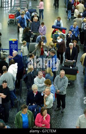 Les passagers font la queue à l'aéroport de Gatwick, où les préposés à la manutention des bagages sont en grève de 24 heures dans le cadre d'un conflit sur les charges de travail. L'action, impliquant environ 600 membres du personnel des bagages de Servisair, a commencé samedi à 0300 BST. Banque D'Images