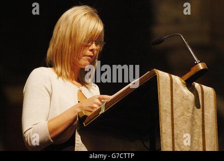 Michelle Faust rend hommage à son mari lors d'un service commémoratif pour lui et un autre pompier, Adam Meere, à l'intérieur de la cathédrale de Westminster, dans le centre de Londres. Près de 3,000 personnes se sont rassemblées pour commémorer la vie des deux hommes, Bill, 36 ans, et Adam, 27 ans, Qui est mort le 20 juillet en battant un feu à Bethnal Green d'où deux membres du public ont été sauvés. Banque D'Images