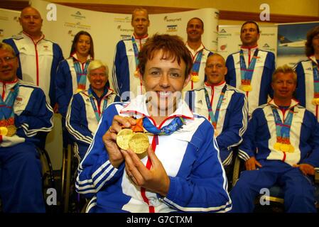 L'athlète en fauteuil roulant Tanni Gray-Thompson, qui a mené la voie pour devenir le plus grand paralympique de Grande-Bretagne, remportant sa 11e médaille d'or, revient à l'aéroport de Gatwick avec l'équipe paralympique britannique. Banque D'Images