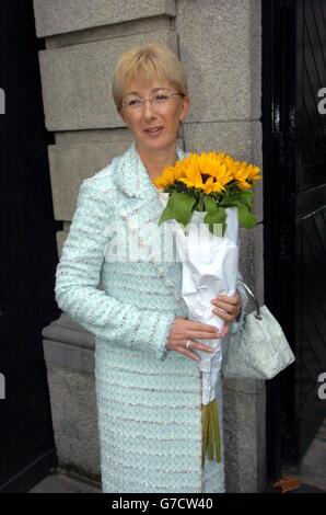 La nouvelle ministre de l'éducation et de la Science, Mary Hanafin, avec un bouquet de fleurs qui lui a été donné par un puits-wisher, pose une photo aux portes de la Maison Leinster, après que le Taoiseach a annoncé son remaniement ministériel. Banque D'Images