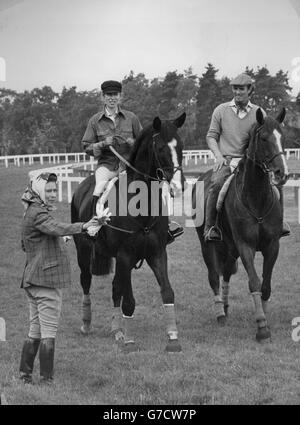 La reine Elizabeth II avec la princesse Anne et le capitaine Mark Phillips, qui étaient sur le parcours avant le début de la course le dernier jour de la rencontre de l'Ascot royale. Banque D'Images