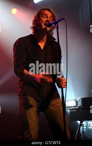 Tom Chaplin, chanteur principal du groupe britannique Keane, joue devant une foule à l'Irving Plaza de New York.Au cours de leur tournée des États-Unis, Keane a également joué aux fans de Washington DC, Chicago, Los Angeles et San Francisco. Banque D'Images