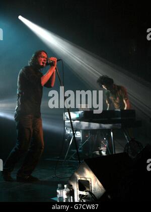 Tom Chaplin (à gauche) et Tim Rice-Oxley, du groupe britannique Keane, jouent devant une foule de spectateurs au Irving Plaza de New York. Au cours de leur tournée des États-Unis, Keane a également joué aux fans de Washington DC, Chicago, Los Angeles et San Francisco. Banque D'Images