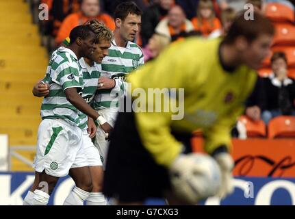 Le Celtic Stilan Petrov (au centre) célèbre avec ses coéquipiers Henri Camara (à gauche) et Chris Sutton (à droite) après avoir obtenu son score contre Dundee United lors du match de la Bank of Scotland Premier League au parc Tannadice, à Dundee.*POUR USAGE ÉDITORIAL* Banque D'Images