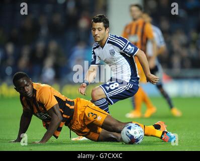 Sebastian Blanco (à droite) de West Bromwich Albion et Maynor Figueroa de Hull City se battent pour le ballon lors du match du troisième tour de Capital One Cup aux Hawthorns, West Bromwich. Banque D'Images