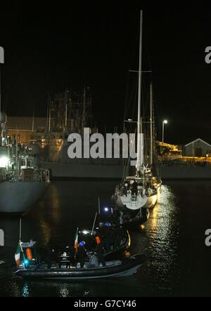 Le yacht Makayabella est conduit à la base navale de Haulbowline, Cobh, Co Cork, après que la marine irlandaise a intercepté le navire soupçonné de transporter environ 80 millions d'euros (&livre;62.5 millions) de cocaïne à 200 milles marins de Mizen Head, le point le plus sud de l'Irlande - dans les premières heures d'hier matin. Banque D'Images