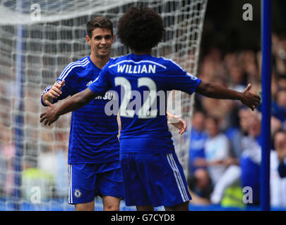 L'Oscar de Chelsea célèbre le but d'ouverture avec Willian (à droite) lors du match de la Barclays Premier League à Stamford Bridge, Londres. Banque D'Images