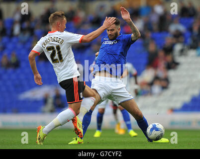 Lasse Vigen Christensen de Fulham (à gauche) et David Edgar de Birmingham City (à droite) se battent pour le ballon lors du match de championnat Sky Bet à St Andrews, Birmingham. Banque D'Images