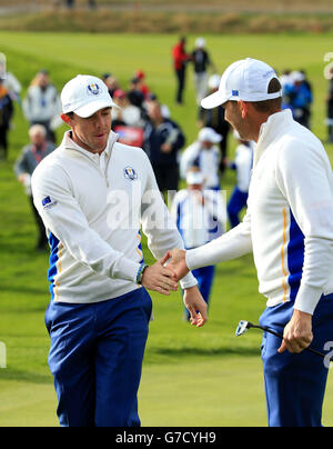 Rory McIlroy (à gauche) et Sergio Garcia fêtent le huitième jour de la 40e Ryder Cup au Gleneagles Golf course, Perthshire. Banque D'Images