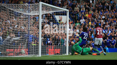 Le Willian de Chelsea marque son troisième but lors du match de la Barclays Premier League à Stamford Bridge, Londres. Banque D'Images