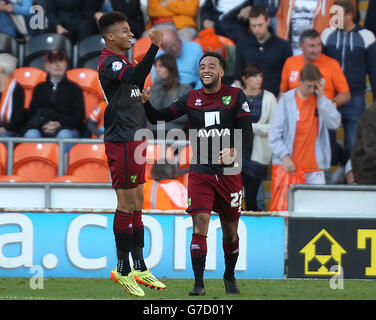 Josh Murphy, de Norwich City, célèbre le troisième but contre Blackpool Avec son coéquipier Nathan Redmond Banque D'Images