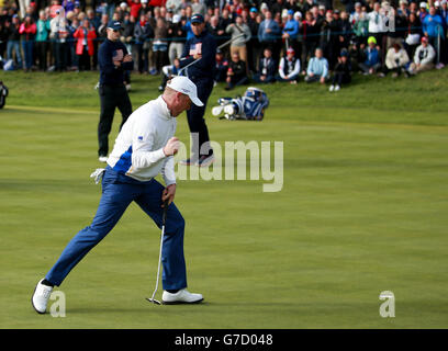 Jamie Donaldson, d'Europe, célèbre la mise en place du deuxième jour de la 40e Ryder Cup au parcours de golf Gleneagles, dans le Perthshire. Banque D'Images