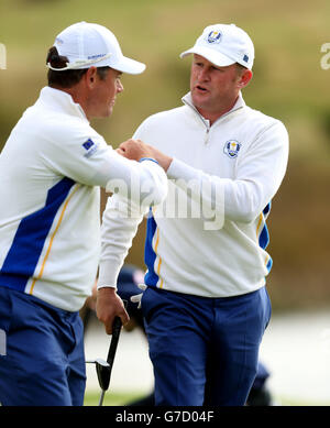 Jamie Donaldson, de l'Europe, célèbre avec son partenaire Lee Westwood (à gauche) pendant la deuxième journée de la 40ème Ryder Cup au Gleneagles Golf course, Perthshire. Banque D'Images