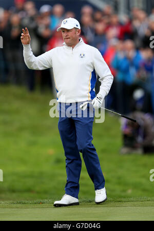 Jamie Donaldson, d'Europe, célèbre pendant la deuxième journée de la 40e Ryder Cup au parcours de golf Gleneagles, dans le Perthshire. Banque D'Images