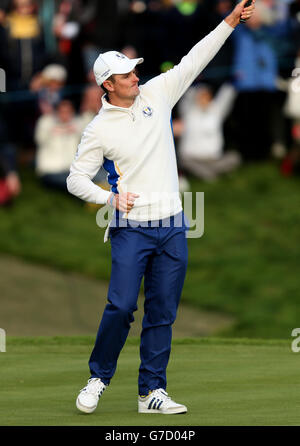 Justin Rose, d'Europe, célèbre le naufrage du putt pour réduire de moitié son match des foursomes au cours du deuxième jour de la 40ème Ryder Cup au Gleneagles Golf course, Perthshire. Banque D'Images