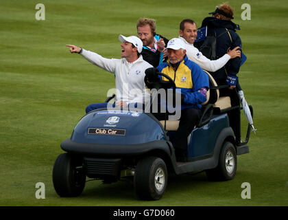 Rory McIlory (à gauche) et Sergio Garcia (deuxième à droite) célèbrent après leur match des foursomes pendant le deuxième jour de la 40ème Ryder Cup au Gleneagles Golf course, Perthshire. Banque D'Images