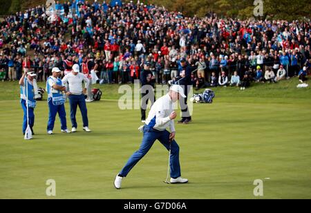 Jamie Donaldson, d'Europe, célèbre son putt sur le 10ème green au cours du deuxième jour de la 40ème Ryder Cup au Gleneagles Golf course, Perthshire. Banque D'Images