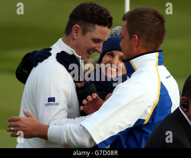 Justin Rose (à gauche), Kate Rose et Henrik Stenson (à droite), en Europe, célèbrent après les matchs des foursomes pendant le deuxième jour de la 40e Ryder Cup au Gleneagles Golf course, dans le Perthshire. Banque D'Images