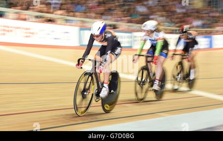 Laura Trott (à gauche) remporte la finale de la course de grattage des femmes, au cours du quatrième jour des Championnats nationaux de cyclisme britanniques au Centre national de cyclisme de Manchester. Banque D'Images