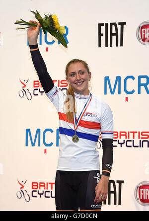 Laura Trott a remporté sa médaille d'or après avoir remporté la finale de la course de grattage des femmes, au cours du quatrième jour des championnats nationaux de cyclisme britannique au National Cycling Centre, à Manchester. Banque D'Images