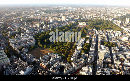 Vue aérienne de Londres montrant St James's Park, Buckingham Palace, Green Park, Horseguards Parade. Banque D'Images