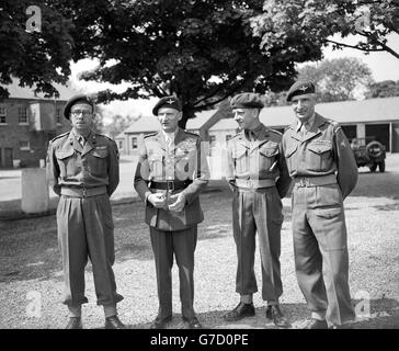 Field-Marshall Montgomery avec le Brigadier K. T. Darling, D.S.O, O.B.E (deuxième à partir de la droite), commandant le groupe de brigade Lieut-col W. D. Tighe Wood, commandant le 3e Bataillon du Régiment de parachutistes (à l'extrême droite), et le colonel A. W. E. Daniell (à l'extrême gauche) commandant le dépôt de la Force aéroportée, à la caserne de Waterloo, Aldershot. Banque D'Images