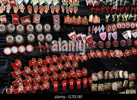 Football - Ligue des champions de l'UEFA - Groupe B - Liverpool / Ludogorets Razgrad - Anfield. Badges Liverpool PIN en solde à l'extérieur d'Anfield. Banque D'Images