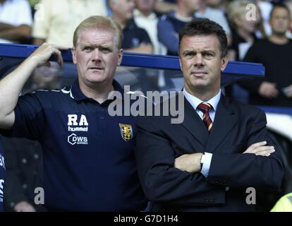 Aston Villa Manager David O'Leary (à droite) avec l'entraîneur Roy Aitken (à gauche) , dans FA Barclays Premiership jeu aux Hawthorns, West Bromwich. Banque D'Images