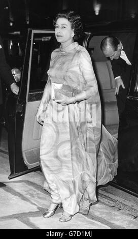 La reine Elizabeth II, suivie du duc d'Édimbourg, arrive à la Maison de la Nouvelle-Zélande à Haymarket pour dîner avec le haut-commissaire Douglas Julian carter. Banque D'Images