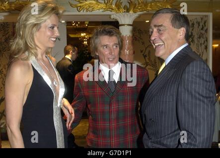 Penny Lancaster et Rod Stewart rencontrent le duc de Westminster lors du dîner de gala du Royal National Institute of the Blind (RNIB), qui s'est tenu à l'hôtel Dorchester dans le centre de Londres. Banque D'Images