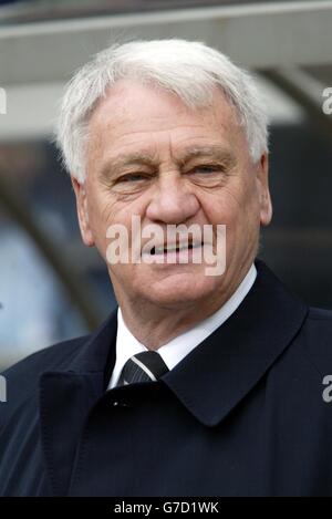 Sir Bobby Robson, directeur de Newcastle United, se tient à côté de la villa Aston lors de son match Barclays Premiership à Villa Park, Birmingham. 05/12/04: Sir Bobby Robson insiste sur le fait qu'il n'a pas encore conclu de règlement financier avec Newcastle à la suite de son virement par le club plus tôt dans la saison. L'homme de 71 ans aurait accepté des conditions avec les Magpies, qui ont congédié Robson en août après un mauvais début de la campagne Barclays Premiership. Cependant, Robson - qui a refusé des rapports lui liant à un retour à la direction avec Wolves - les pourparlers de réclamations avec Newcastle sont Banque D'Images