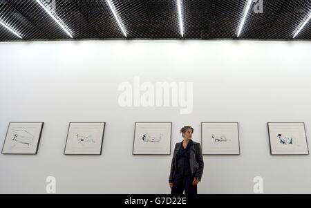 Tracey Emin pose à côté de son œuvre d'art à l'aperçu de la dernière grande aventure est vous par Tracey Emin au White Cube, Londres. Banque D'Images