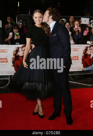 Sam Claflin et sa femme Laura Haddock assistaient à la première mondiale de Love, Rosie au West End d'Odeon à Leicester Square, Londres. Banque D'Images