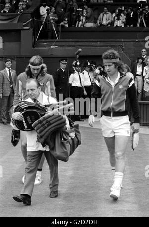 Bjorn Borg (à gauche), champion de Suède, et John McEnroe, américain, qui se promènaient jusqu'au centre court de Wimbledon, pour la finale des singles hommes. Banque D'Images