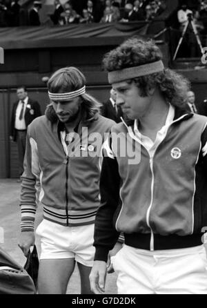 Bjorn Borg (à gauche), champion de Suède, et John McEnroe, américain, qui se promènaient jusqu'au centre court de Wimbledon, pour la finale des singles hommes. Banque D'Images