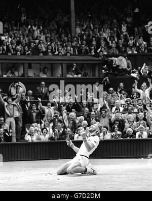 Bjorn Borg de Suède se met à genoux sur le court central de Wimbledon lorsqu'il a remporté son cinquième titre masculin en championnat avec une victoire palpitante de cinq jeux sur l'américain John McEnroe de 21 ans. Banque D'Images