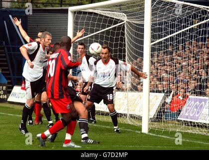 Junior Mendes de Huddersfield Town marque son deuxième but contre Luton Town lors de leur match de football Coca-Cola League One au club de football Luton Town de Luton. PAS D'UTILISATION DU SITE WEB DU CLUB OFFICIEUX. Banque D'Images