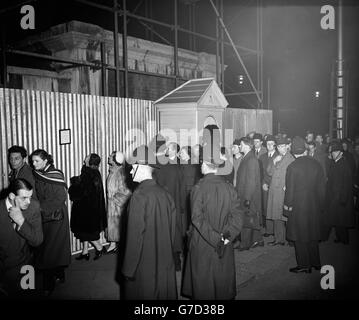 Les foules inquiètes sont passées devant le bulletin - la troisième à être affichée à l'extérieur de Marlborough House, Londres. Il se lit comme suit : « la force de la reine Marie est en train de s'amenuyer, mais sa Majesté dorme paisiblement. » Comme les autres bulletins, il a été signé par Sir Horace Evans et Lord Webb-Johnson. Banque D'Images