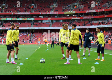 Football - Barclays Premier League - Arsenal / Tottenham Hotspur - Emirates Stadium. Les joueurs de Tottenham Hotspur pendant l'échauffement. Banque D'Images