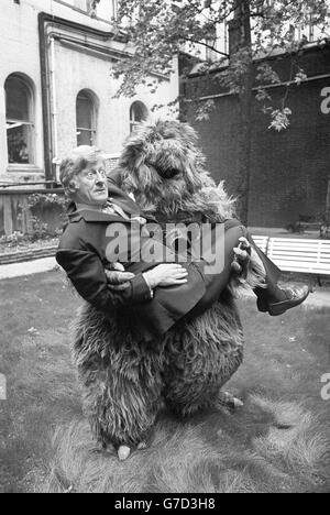 L'acteur Jon Pertwee pose avec un Yeti de la série télévisée Doctor Who. Pertwee prendra la relève du Docteur de Patrick Troughton. Banque D'Images