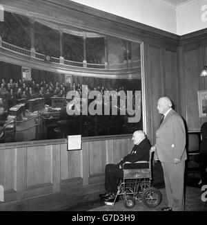 Sir Herbert Cohen, 90 ans, (à gauche) et le comte de Rosebery voient un tableau de la première réunion du London County Council. Le tableau de H Jamyn Brooks montre que son premier président, le cinquième comte de Rosebery, s'adresse au Conseil. Le père de sir Herbert a également assisté à la première réunion en tant que représentant de la ville de Londres. Aujourd'hui était la dernière réunion de la LCC, avant qu'elle ne cède la place au Conseil du Grand Londres. Banque D'Images